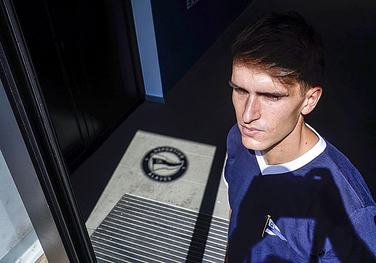 Denis Suárez posa bajo el sol de Ibaia.