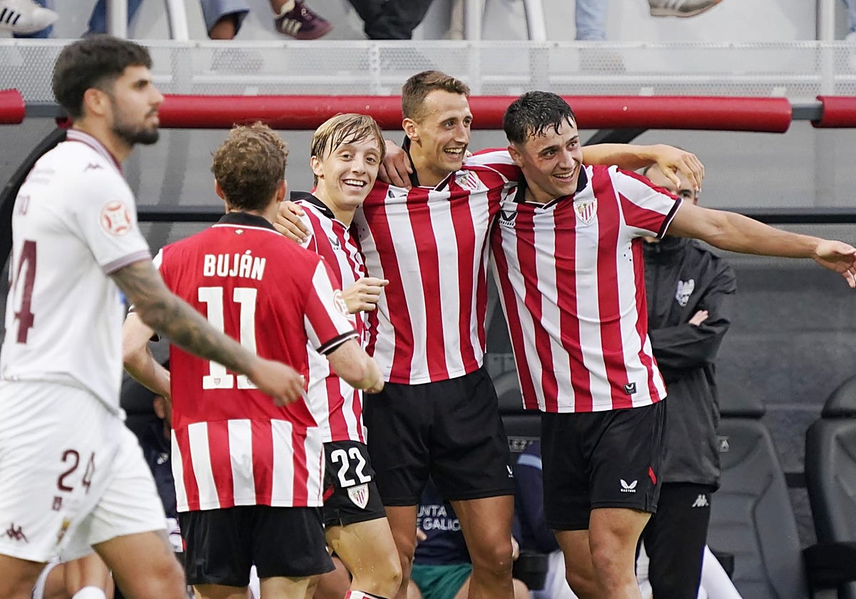 Xabi Irurita celebra su gol junto a Adrián Pérez e Iker Monreal.