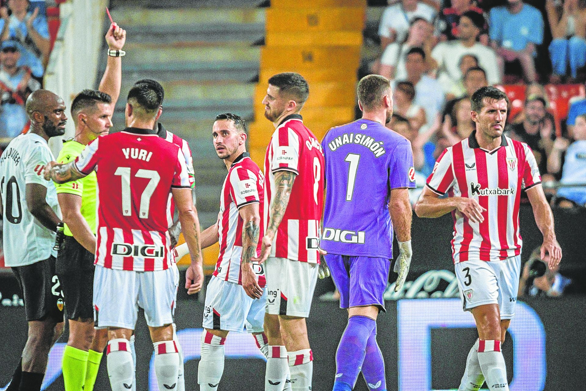 El colegiado expulsa a Vivián tras revisar el VAR la jugada.