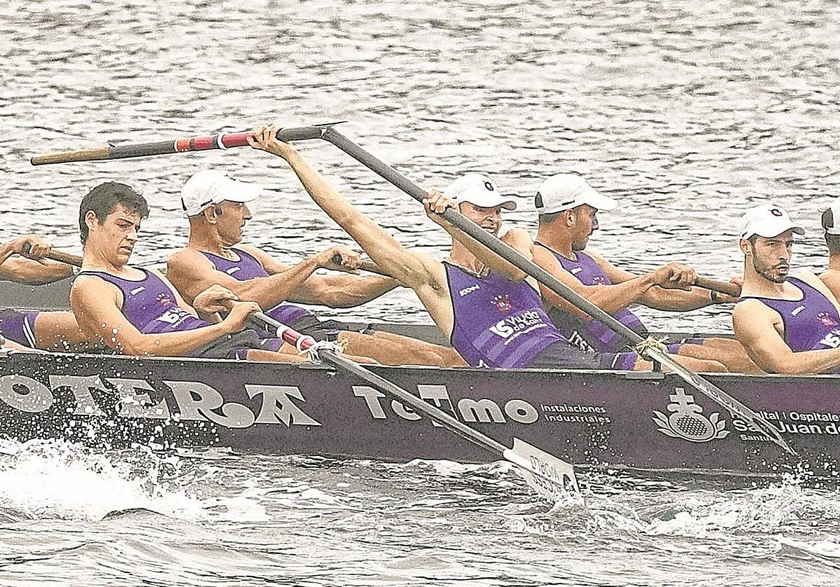 El tres de babor de Santurtzi rompió el remo en la segunda ciaboga, pero el contratiempo no tuvo comnsecuencias para la 'Sotera'.