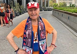 El hincha que siempre anima al Athletic en Valencia con una gorra comprada hace 70 años