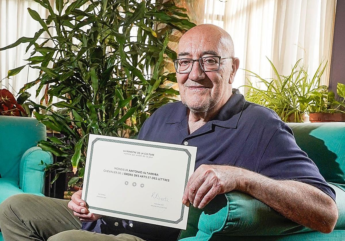 Antonio Altarriba, retratado este viernes junto al diploma que le reconoce como 'chevalier'.