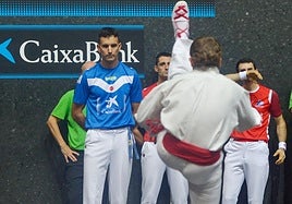 Aurresku en honor a Urrutikoetxea antes del partido.