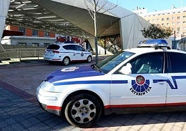 Embiste a un coche de la Ertzaintza en Barakaldo y acaba detenido tras agredir a un agente y esconderse bajo una cama