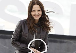 Juliette Binoche posando esta tarde en la terraza del Kursaal