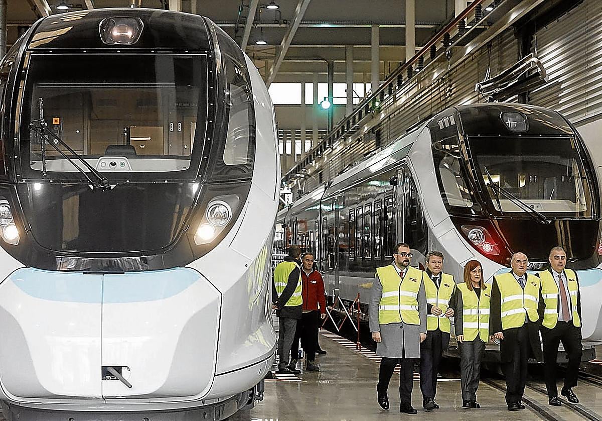 El secretario de Estado de Transportes y Movilidad Sostenible, José Antonio Santano, visita la factoría CAF de Beasain.