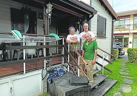 José Mari Barandiarán y su mujer, Luz María Martínez, ambos con camisetas que dicen 'No al PSIR', junto a su vecino, Javier Caviedes.