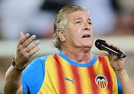 Francisco canta antes del Valencia-Athletic en su segunda actuación tras su ingreso en la UCI