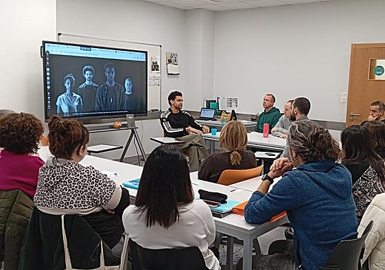 El actor ermuarra Mikel Kaye, cuenta al alumnado del euskaltegi su experiencia en la obra 'Miñan'.