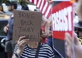 Personas protestando frente a una oficina de ABC por la suspensión del presentador de televisión estadounidense Jimmy Kimmel de su programa de entrevistas nocturno en Nueva York.