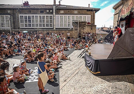La actuación de Iván Santa Cruz en la plaza del Machete.