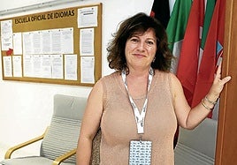Anabel Torres, directora de la Escuela Oficial de Idiomas, en el rincón Erasmus, con las banderas de los países que han visitado.