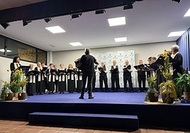 El coro Aturuxo celebró sus 25 años con muestra de su repertorio de canciones en el transcurso de la celebración de los 70 años del Centro Gallego en Vitoria.