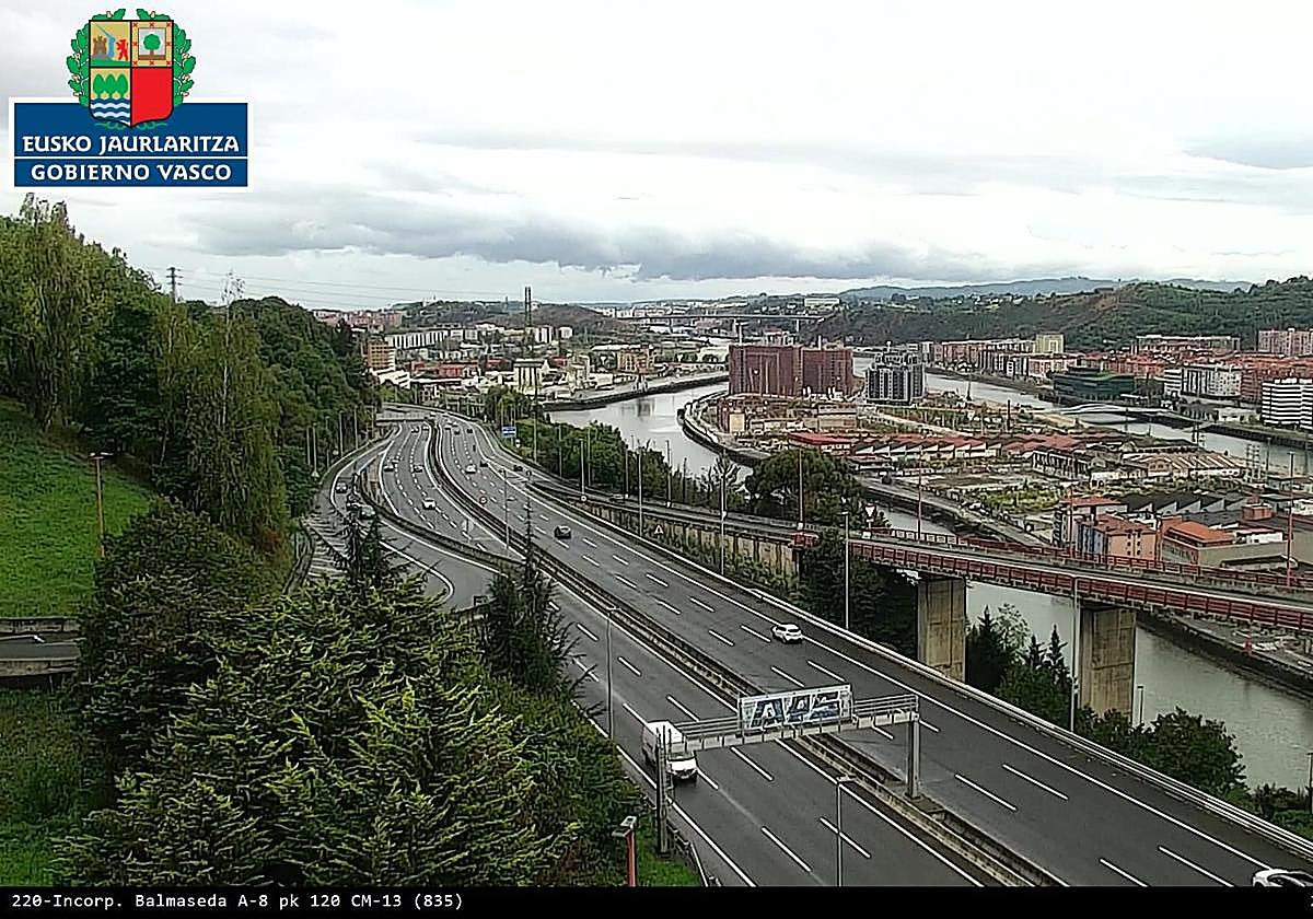 Un herido tras colisionar un coche y una moto en las curvas de Zorroza