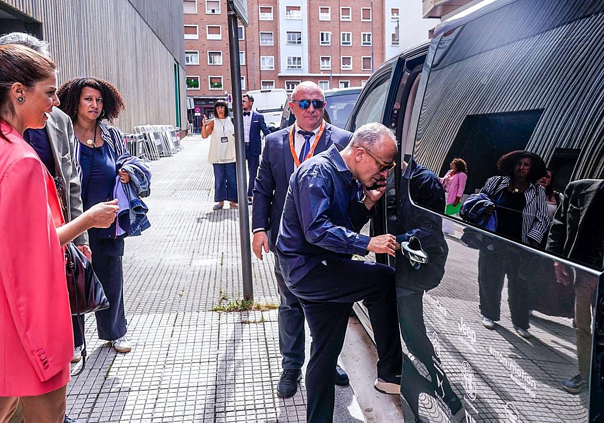 El actor Javier Gutiérrez sube a un servicio de transporte 'premium' en la pasada edición del FesTVal en Vitoria.