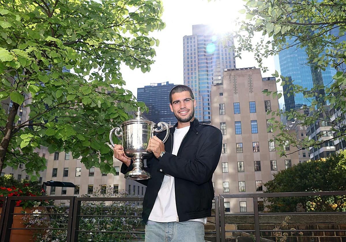 El campeón del US Open 2025, Carlos Alcaraz, posa cerca de la Plaza Rockefeller con el trofeo individual masculino después de su victoria sobre Jannik Sinner de Italia.