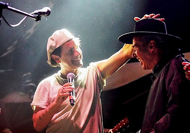 Coti regalando el sombrero a Jaime Lafita.