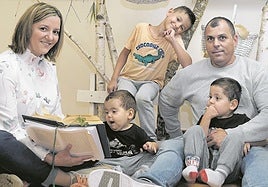 Janire y José Luis, vecinos de Abanto Zierbana, juegan con sus tres hijos en un aula del colegio Trueba de Artxanda.