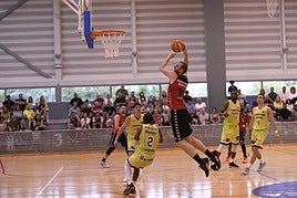 El islandés Hlinason realiza un espectacular mate en la cancha de Tárrega.