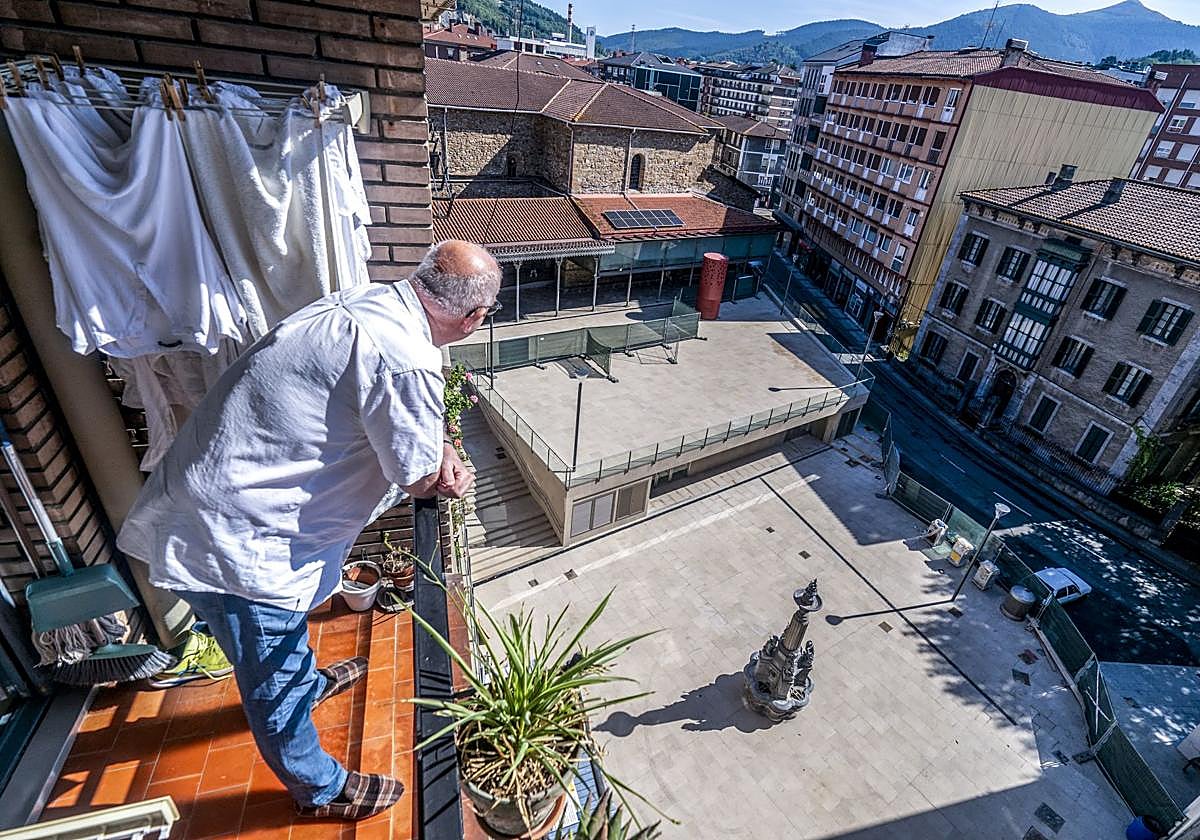 Un vecino observa los acabados de la plaza de Abastos.