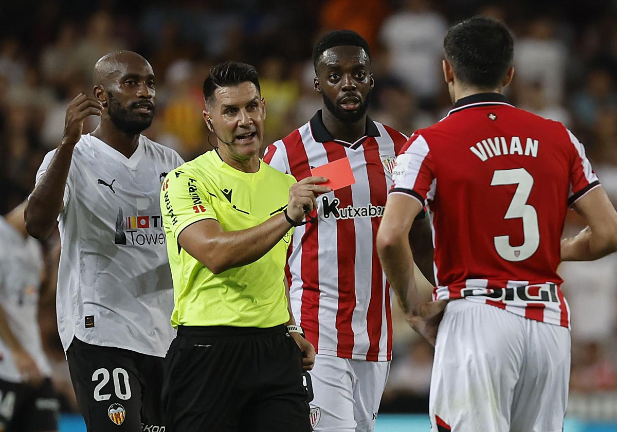 Miguel Ángel Ortiz se dispone a mostrar la roja a Vivián.