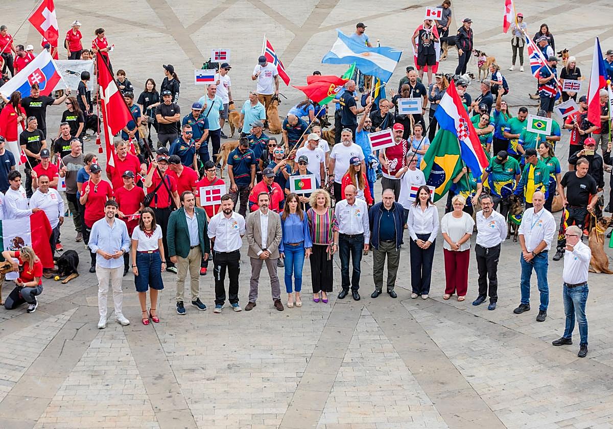 Algunos de los participantes en el Mundial de Perros de Utilidad posan en el centro de Vitoria.