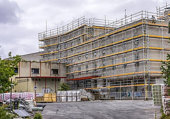 Obras en el futuro centro de acogida de refugiados de Arana.