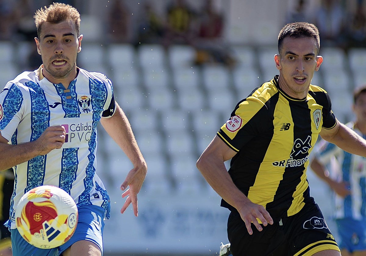 Iker Pedernales trata de llegar a un balón en el partido ante el Talavera.