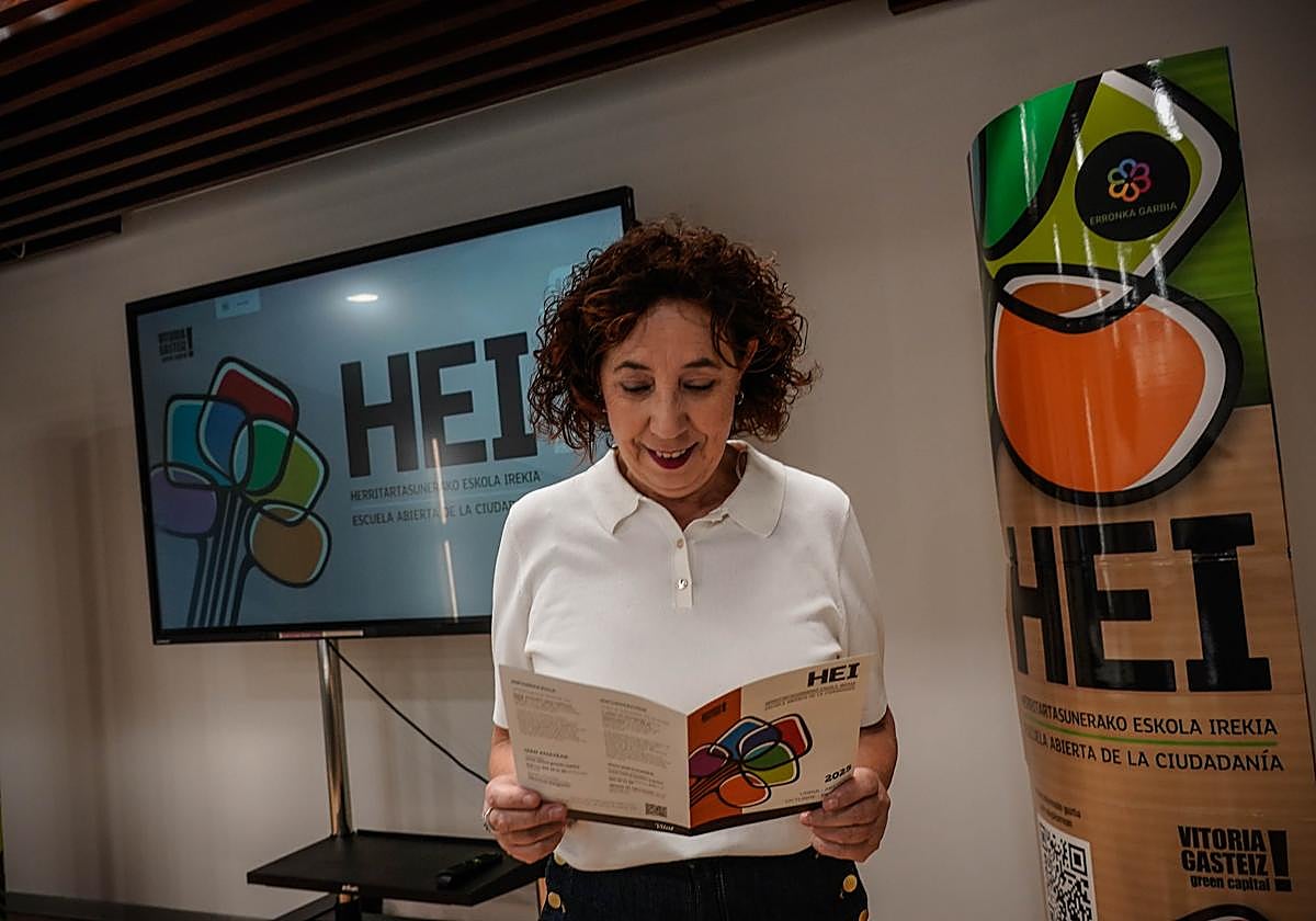 Miren Fernández de Landa, concejala de Gobierno abierto y Centros cívicos en la nueva sede de HEI en la Casa de Asociaciones Simone de Beauvoir