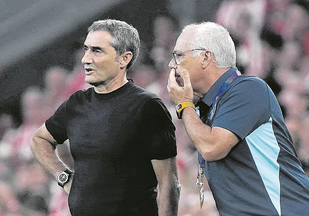Jon Aspizu, que dirigirá al equipo desde el banquillo por tercera vez, charla con el sancionado Valverde.