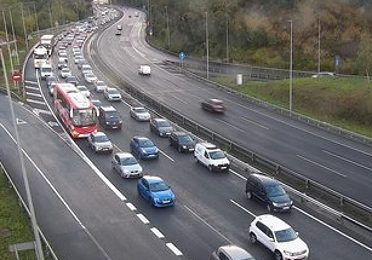 Finalizan las retenciones en el Txorierri hacia Barakaldo por un accidente entre dos vehículos