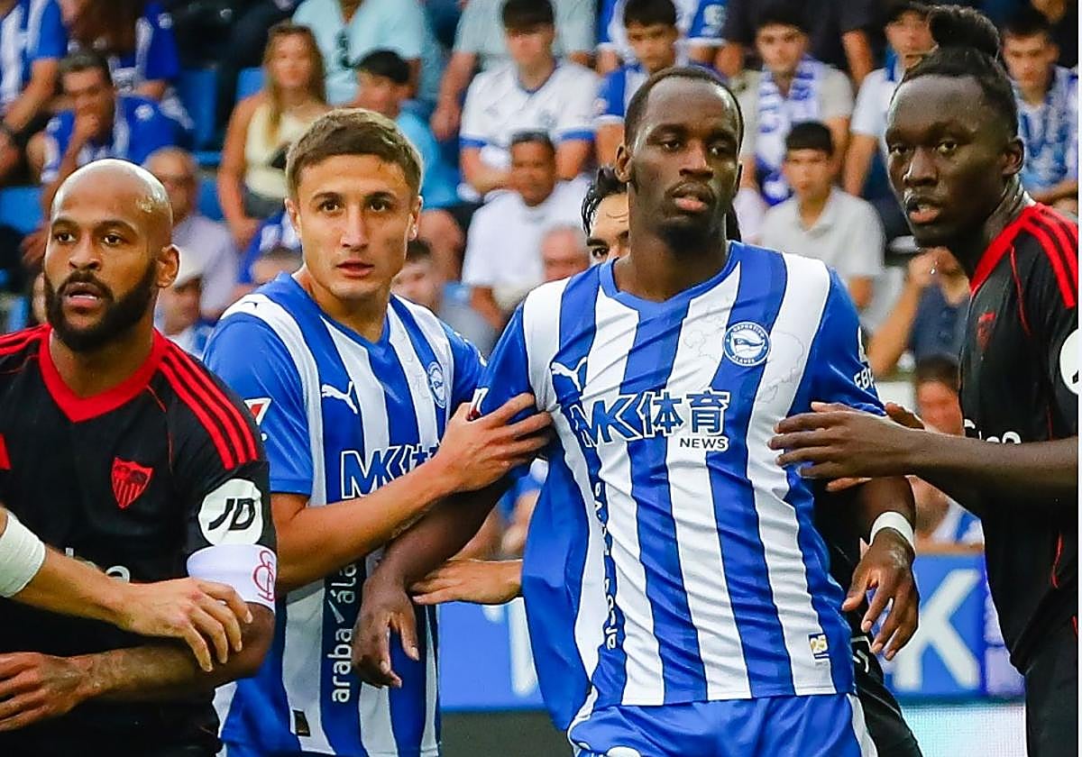 Tenaglia y Diarra atienden a una jugada a balón parado durante el duelo ante el Sevilla.