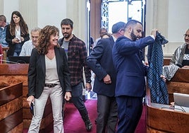 La portavoz de EH Bildu, Eva López de Arroyabe, saluda a otros junteros mientras los de Elkarrekin conversan con los socialistas