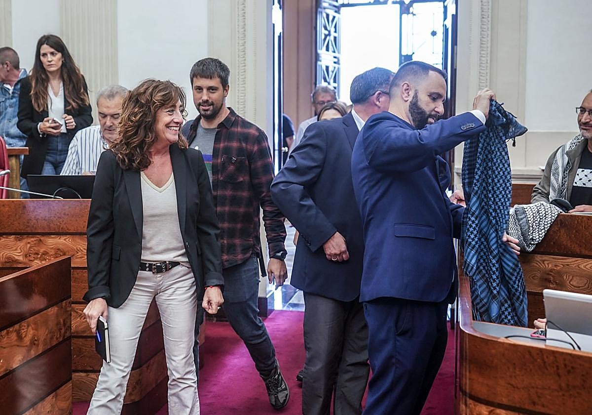 La portavoz de EH Bildu, Eva López de Arroyabe, saluda a otros junteros mientras los de Elkarrekin conversan con los socialistas