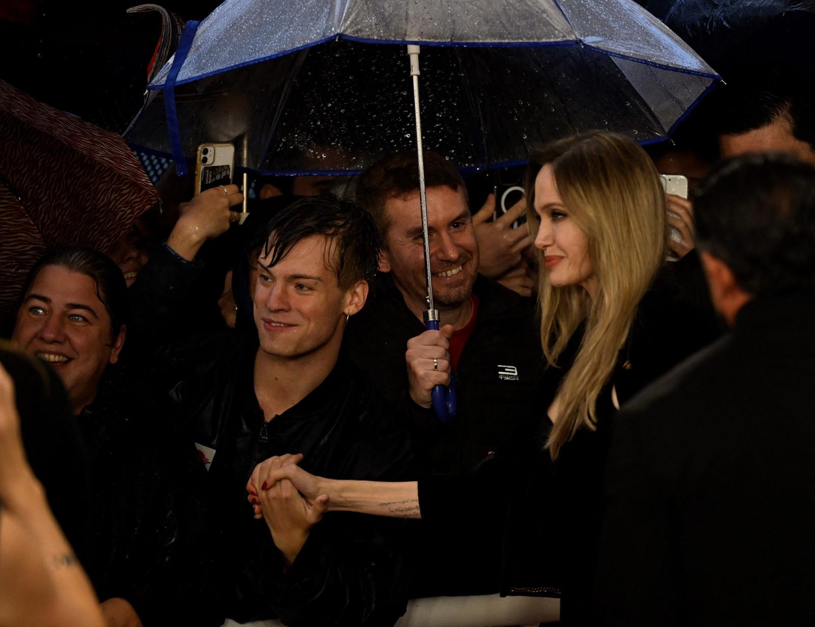 Angelina se fotografía con un fan.