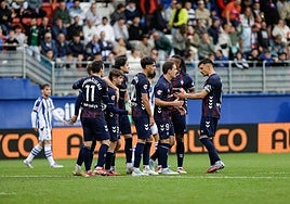 Bautista recibe el cariño y las felicitaciones de sus compañeros tras marcar su primer gol del curso en la su estreno como titular