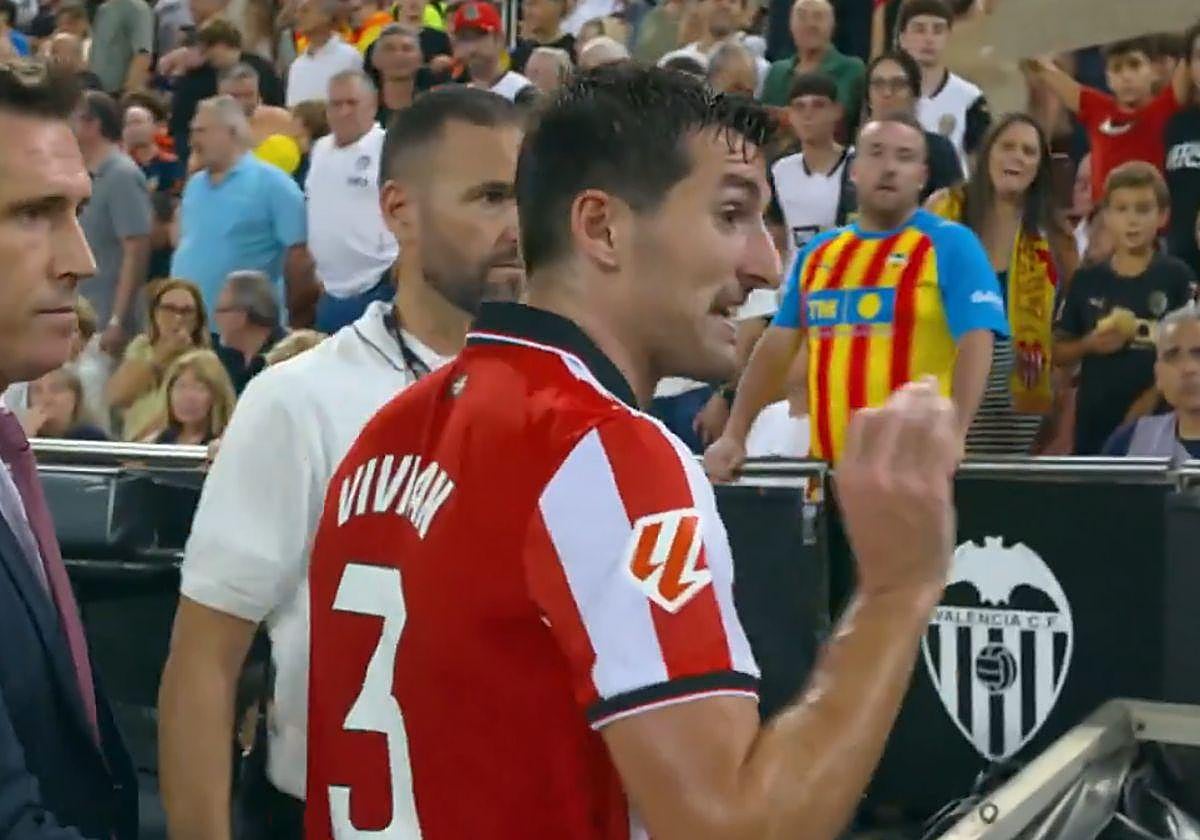 Valverde se queja de la roja a Vivián: «No veo ni falta y terminamos con uno menos»