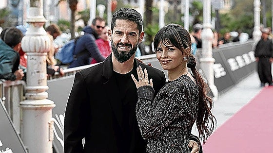 Flores y futbolistas en la resaca de Angelina