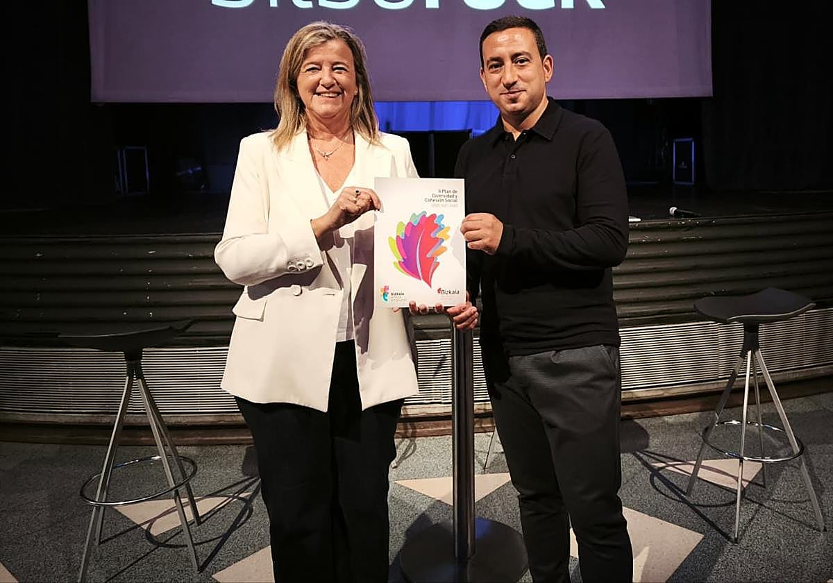 La diputada Teresa Laespada y el director general de Cohesión Social, Ignacio Rodríguez.