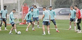 Futbolistas del Athletic en un entrenamiento en Lezama.