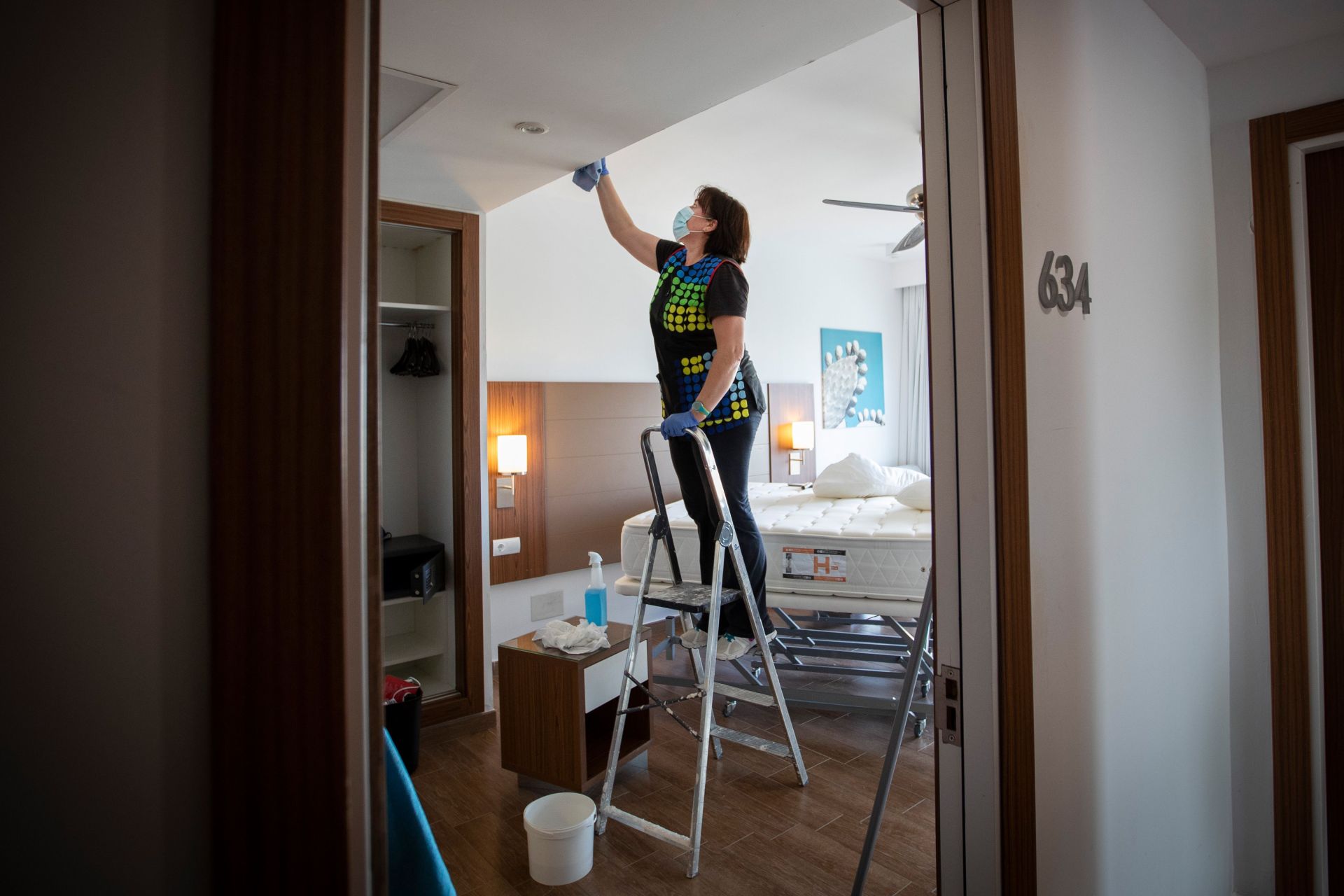 La trabajadora realiza sus labores para Cruz Roja España.