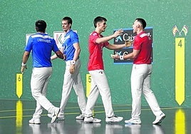 Larrazabal y Mariezkurrena II abandonan la cancha del Adarraga mientras Iztueta y Jaka se saludan.