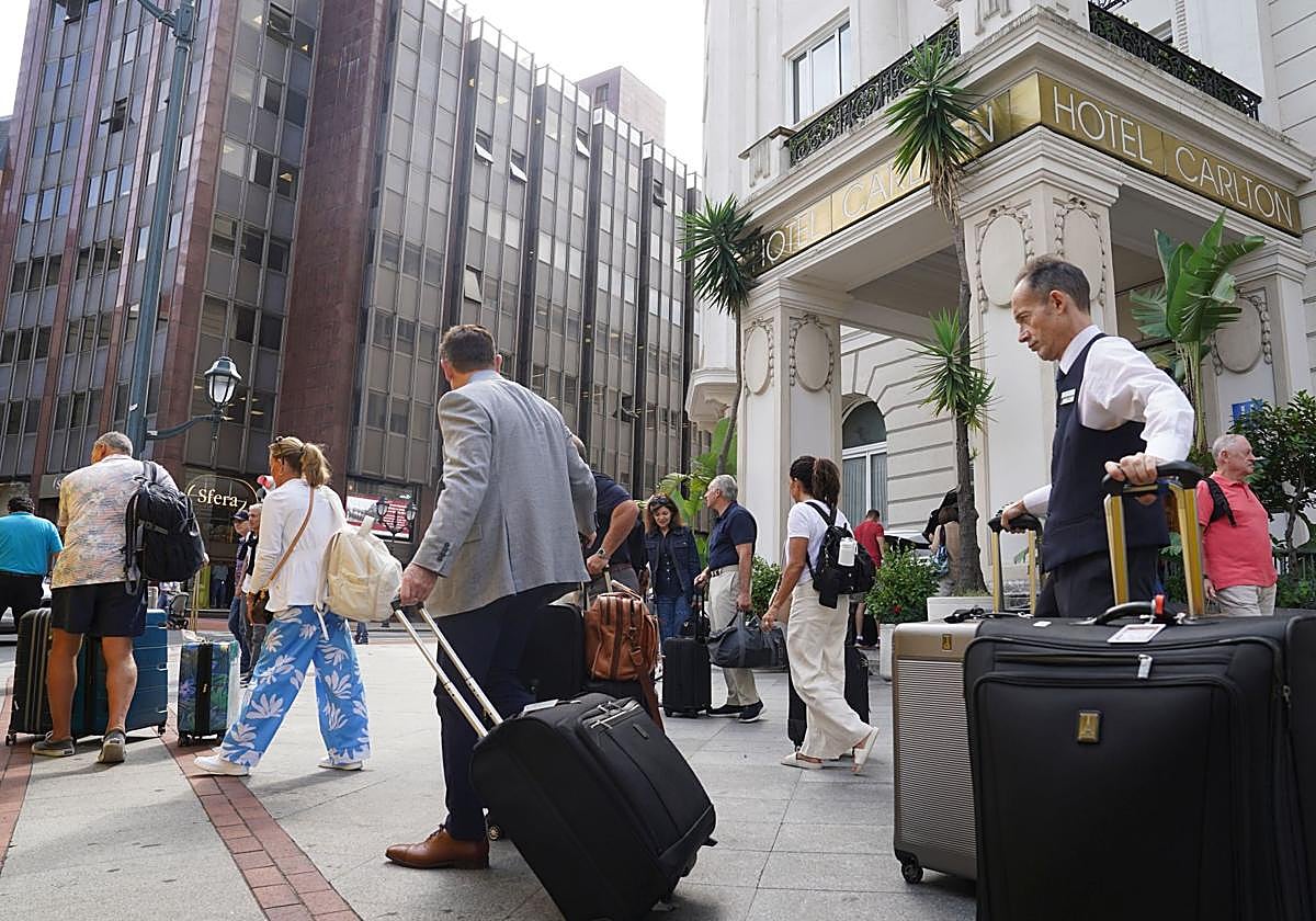 Turistas abandonado un establecimiento hotelero bilbaíno.