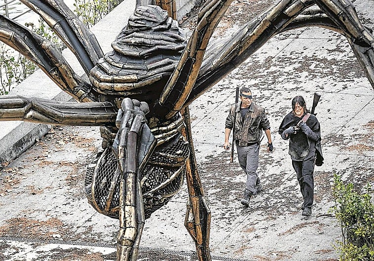 Imagen de una escena en la que los actores pasan junto a la araña del museo.