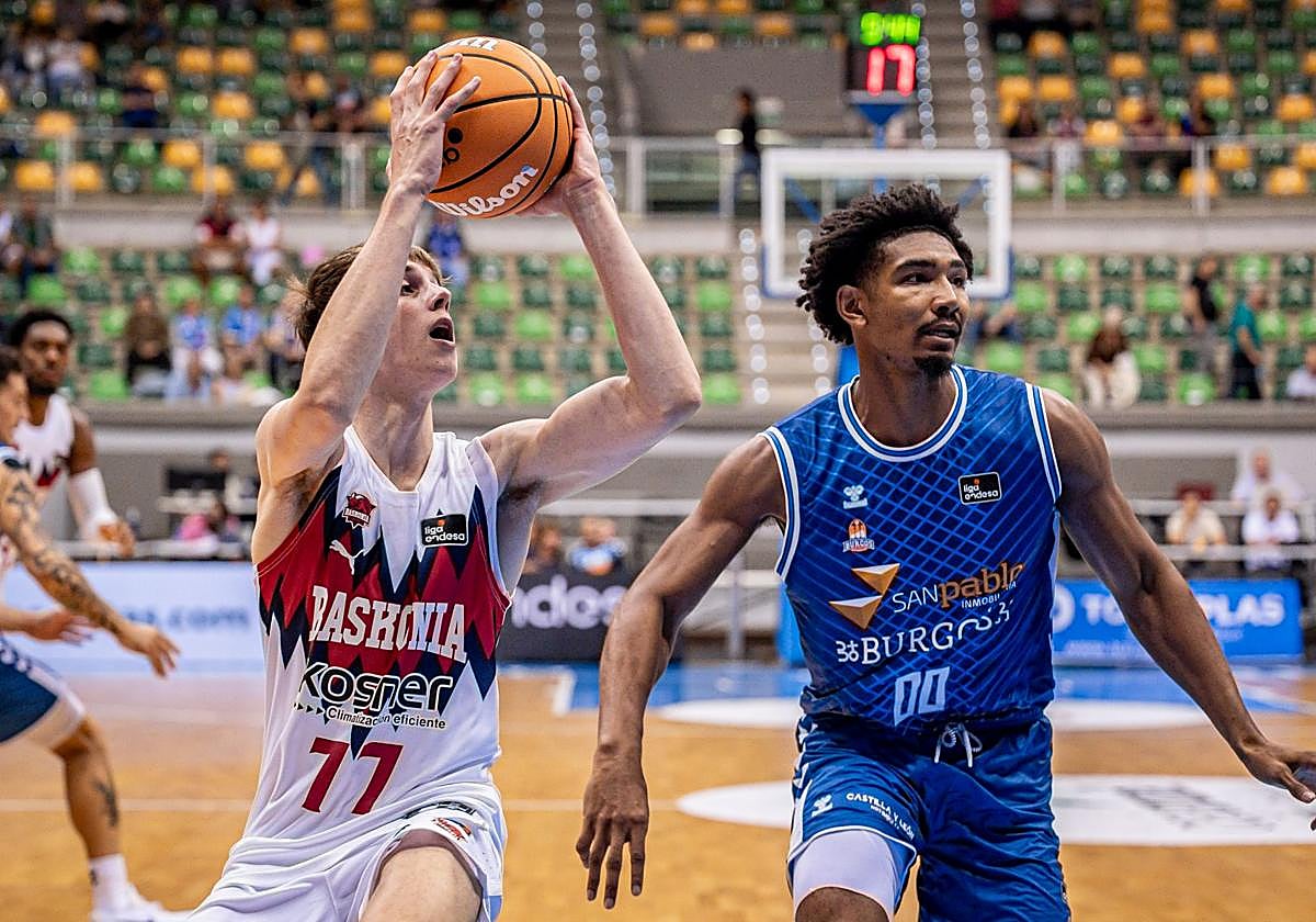 Stefan Joksimovic penetra a canasta durante el amistoso ante el San Pablo Burgos.