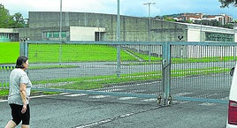 La UPV ha cerrado el acceso al parking del polideportivo hasta que se adjudique la nueva licitación.