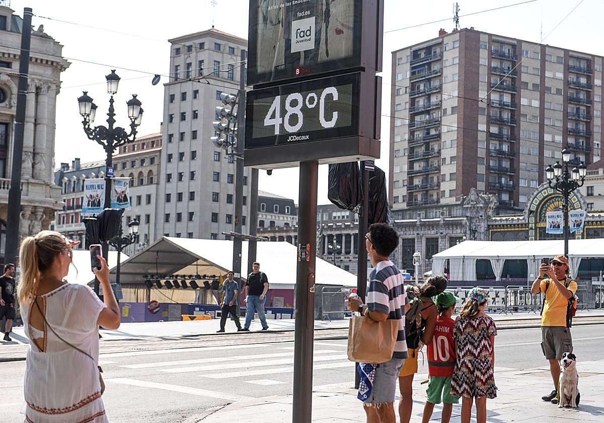 Vista de un termómetro frente al Arriaga en agosto de este año.