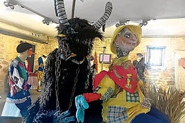 La exposición de la Taberna Mayor de San Miguel muestra trajes de Carnaval del País Vasco.