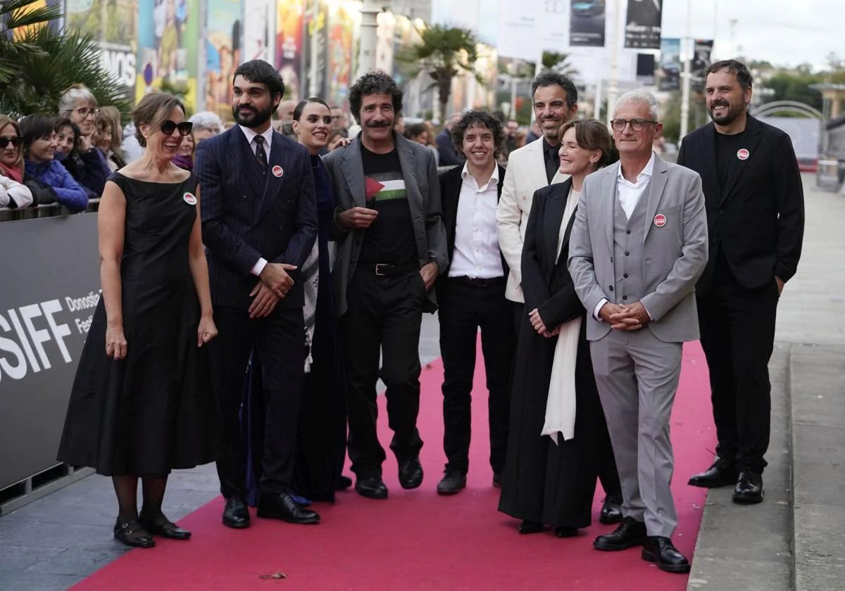 El equipo de 'Karmele', con Asier Altuna al frente, en la alfombra roja de la presentación.
