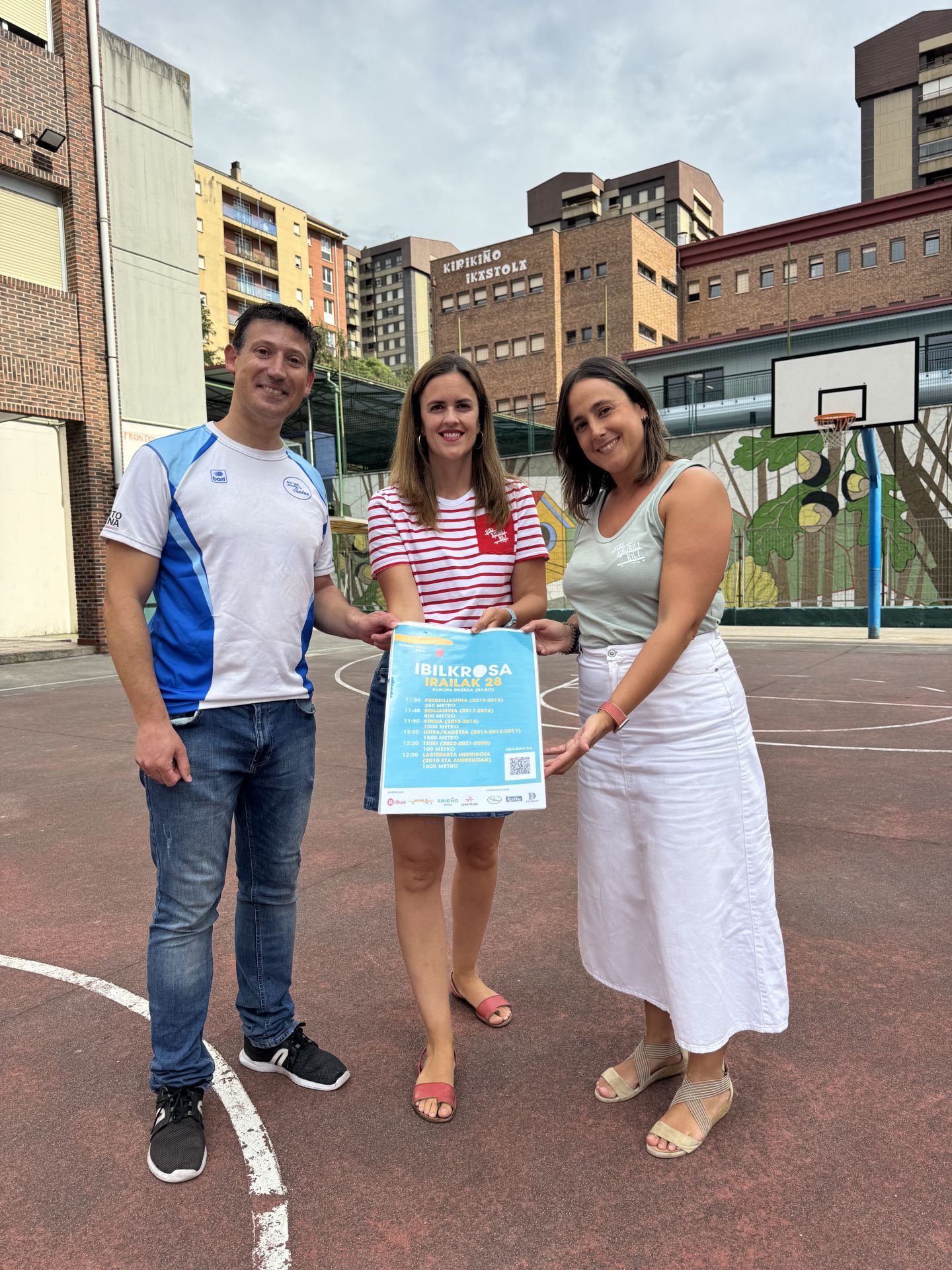 Javi Rey, Sendoa Atletismo Klubeko entrenatzailea, Haizea Etxebeste, Kirikiño Ikastolako lehendakaria eta Amaia Galindez, Kirikiño Ikastolako zuzendaria, Ibilkrosaren aurkezpenean.